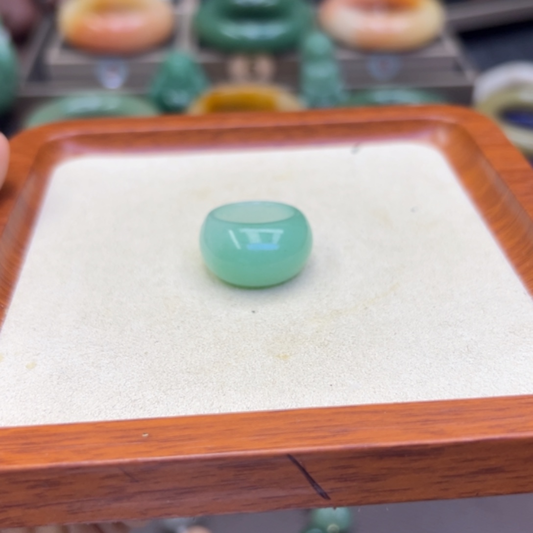 未镶嵌手镯石英岩玉