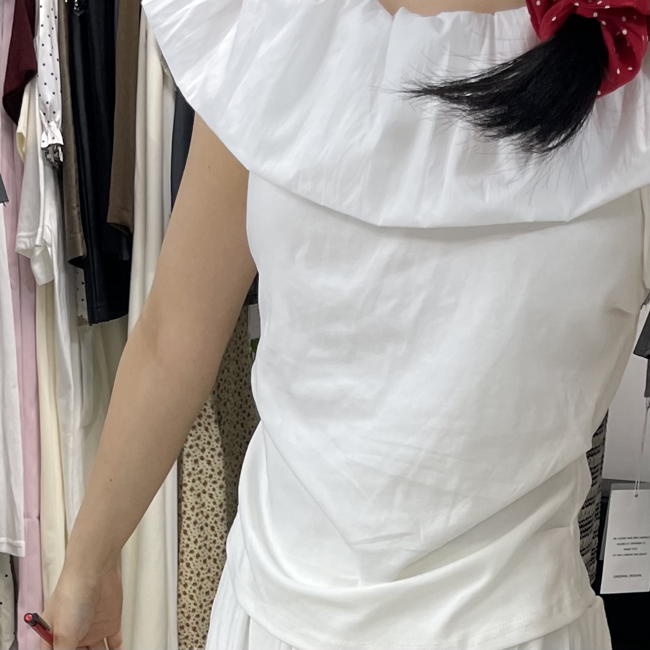 主播身上白色上衣