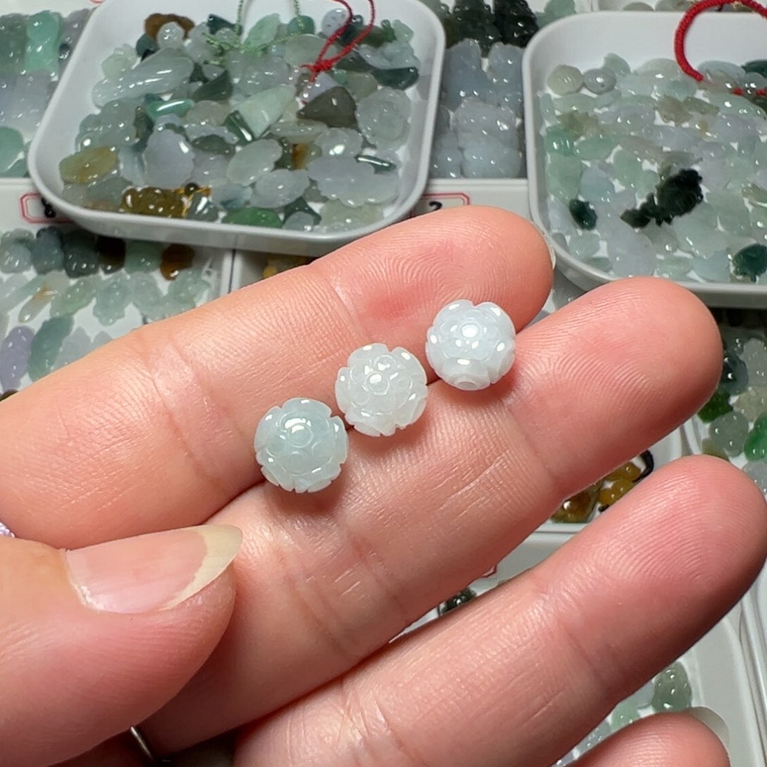 翡翠未镶嵌颈饰横通孔莲花三个50块