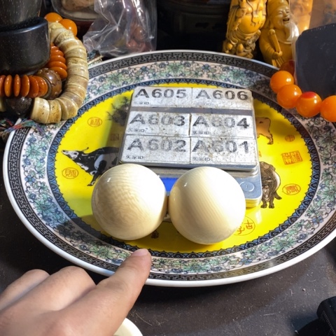 瓷片为**动寻呼台的一个小女孩在一