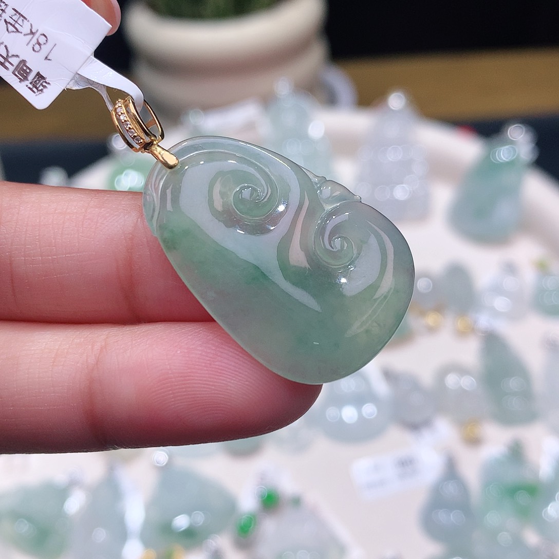 颈饰18K金镶嵌翡翠如意