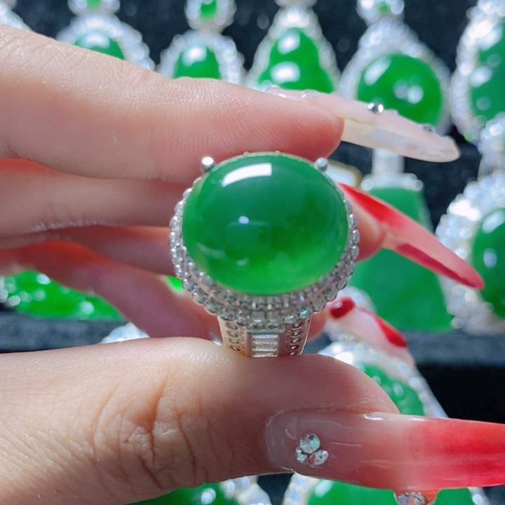 翡翠颈饰未镶嵌18。