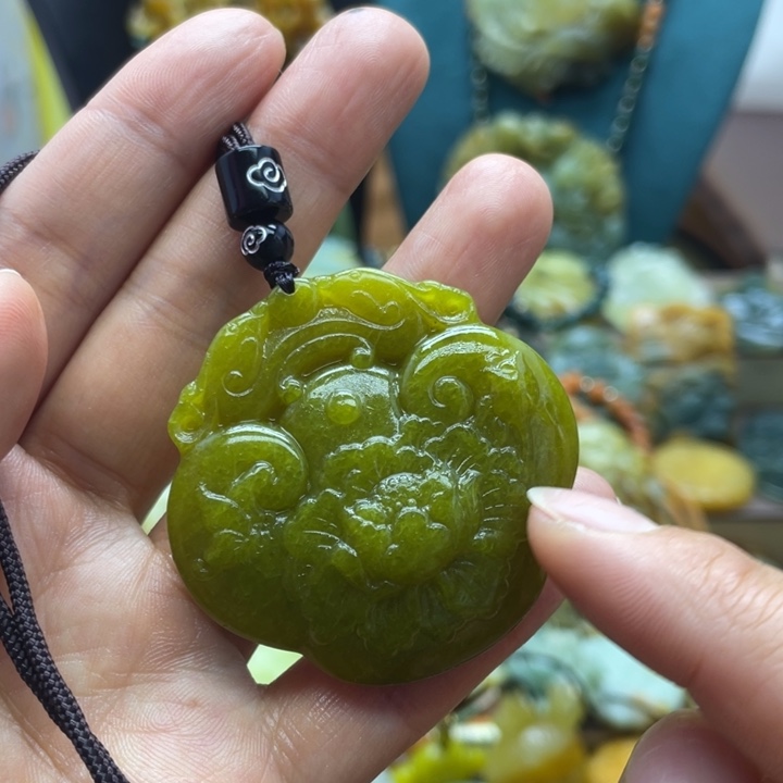 蛇纹石玉未镶嵌颈饰