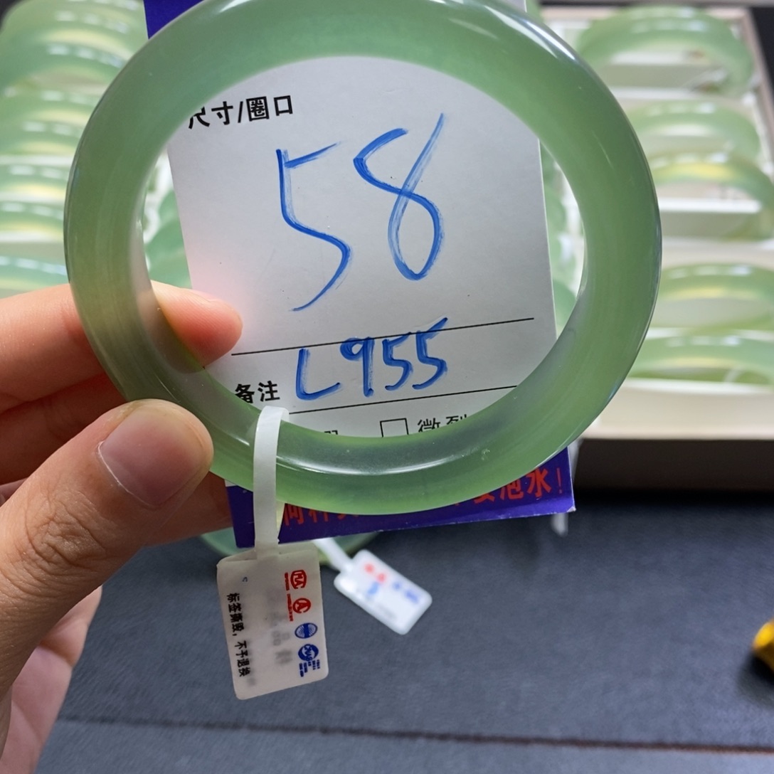 泰***吖蛇纹石玉未镶嵌手镯