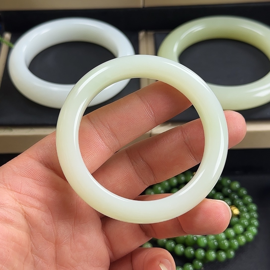 和田玉未镶嵌手镯