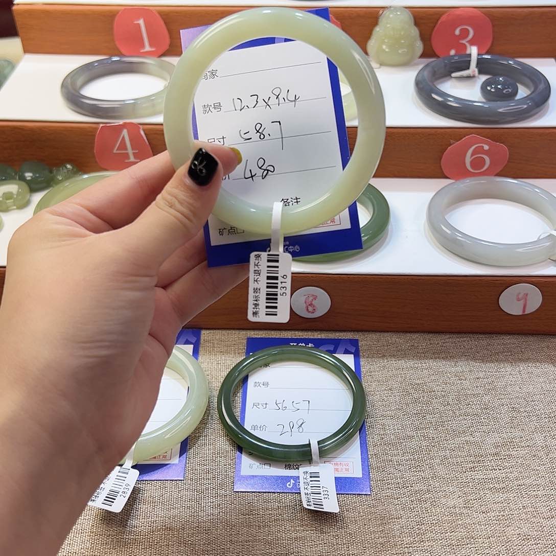 未镶嵌手镯和田玉