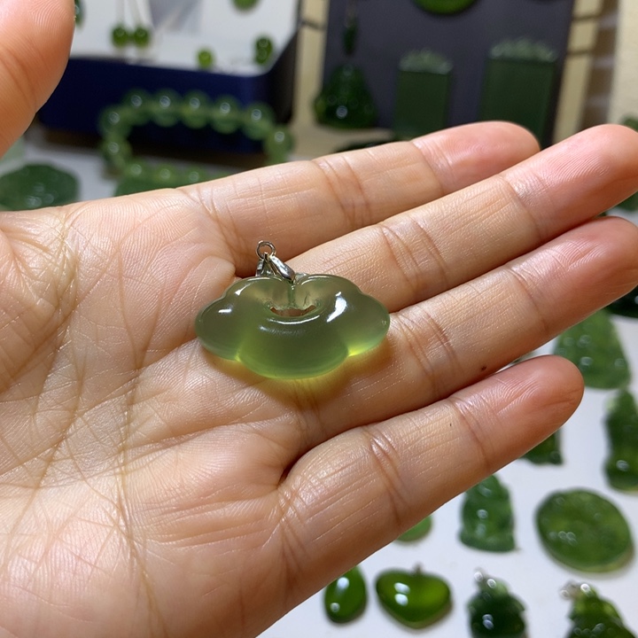 丑***乖岫玉未镶嵌颈饰吊坠