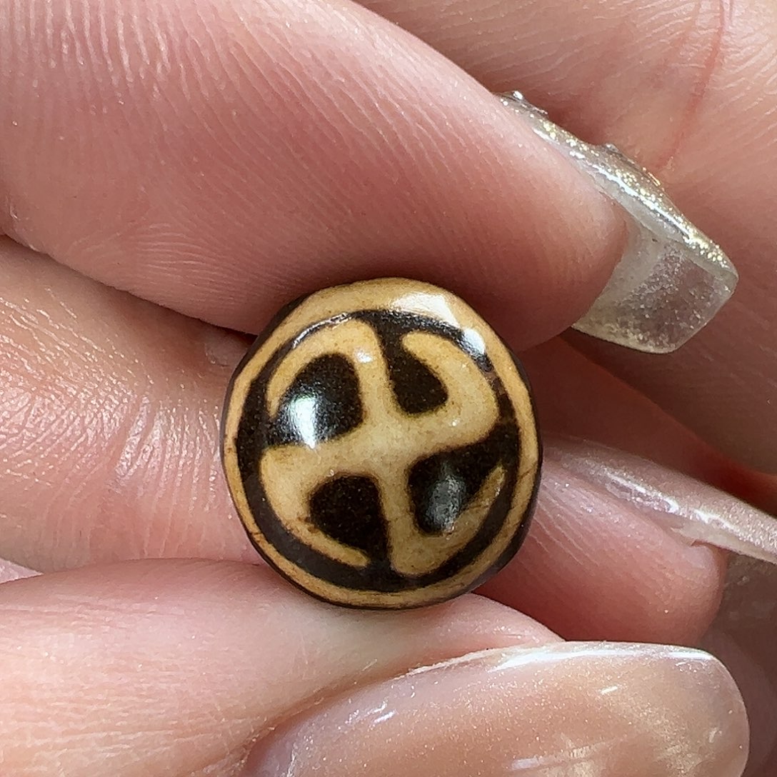 玛瑙/玉髓未镶嵌珠宝半成品不丹万字