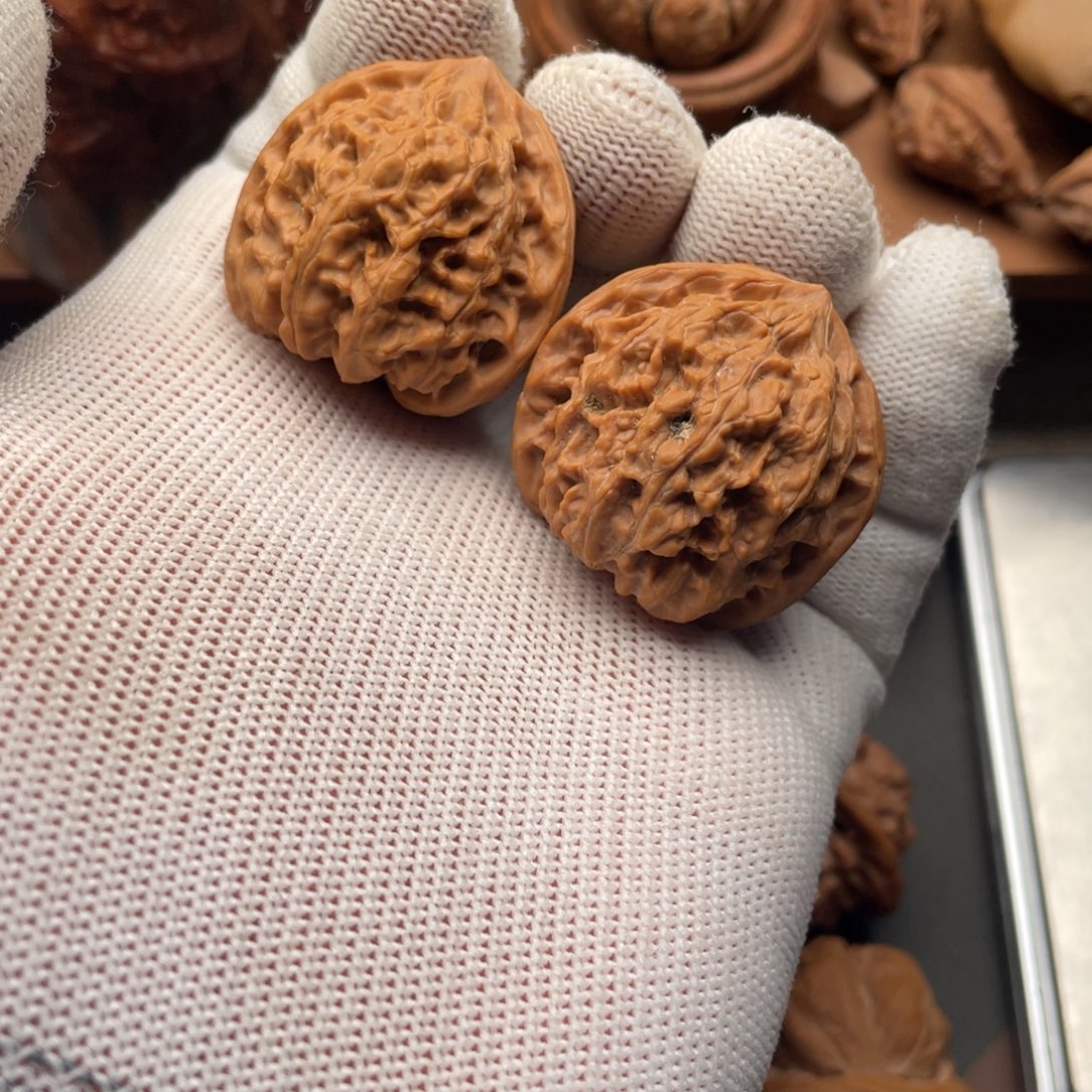 文玩核桃吊坠野牛