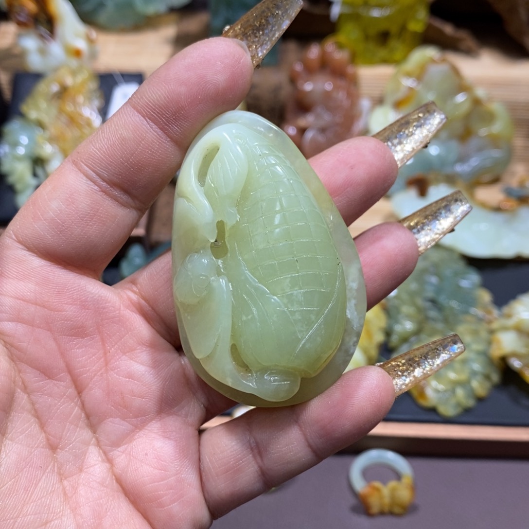 蛇纹石玉颈饰未镶嵌
