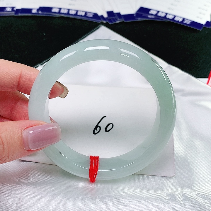 翡翠手镯未镶嵌翡翠手镯未镶嵌