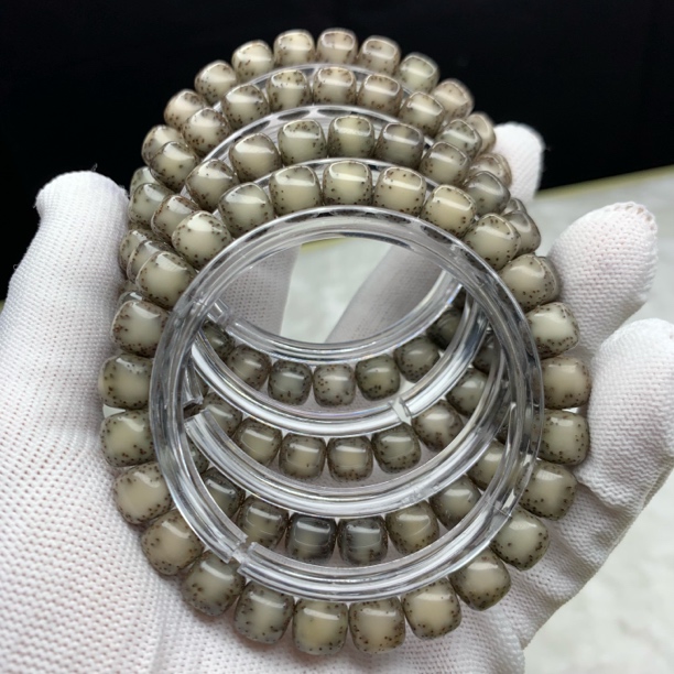 精品原脂石玉9×8mm糯冰同枝果手串，侧大留白，针眼小细星，高油高密