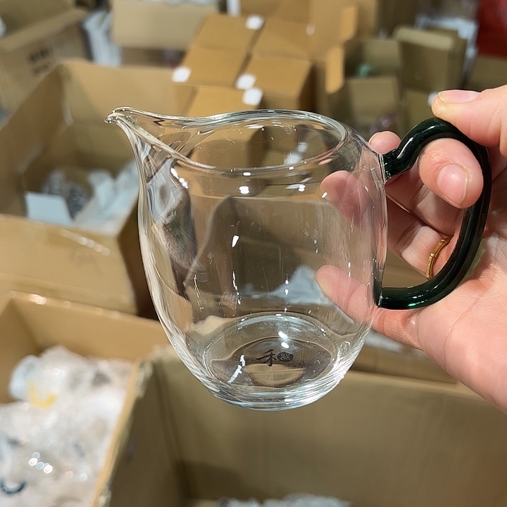 拢然墨绿薇瑕。        