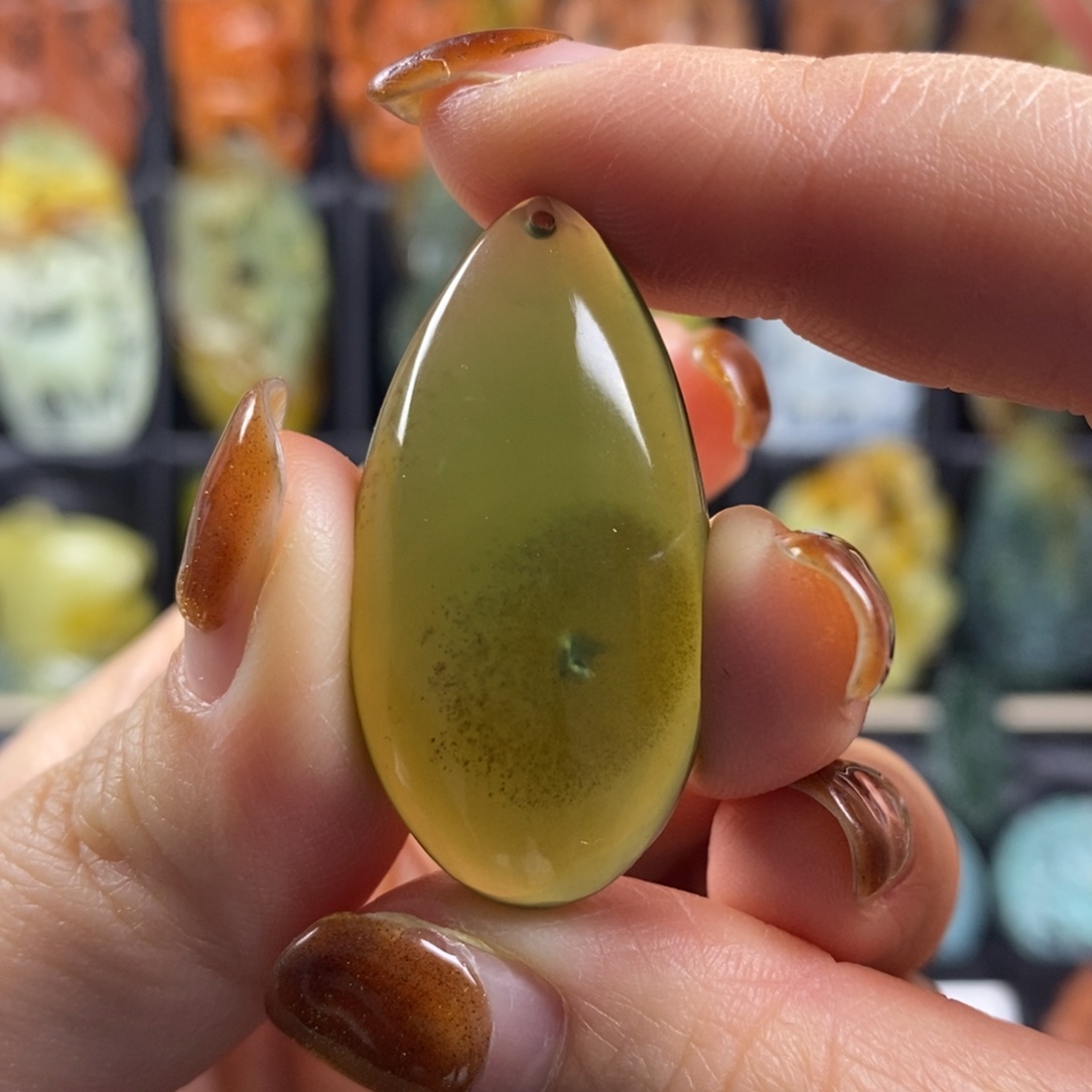 蛇纹石玉颈饰合金