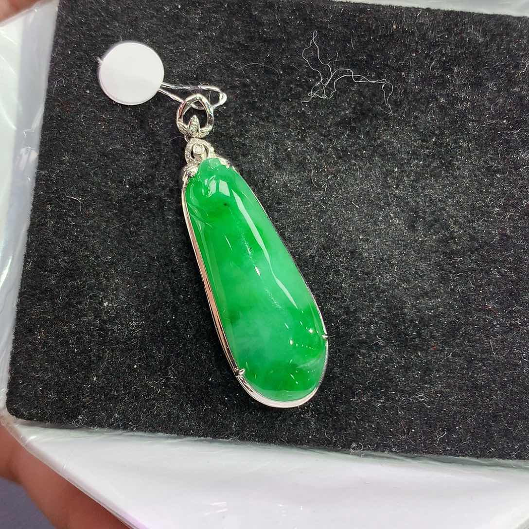 翡翠吊坠(赠链)18K金镶嵌?***好