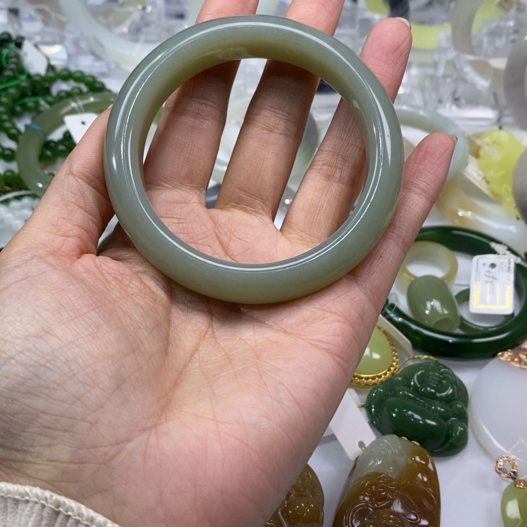 和田玉未镶嵌手镯