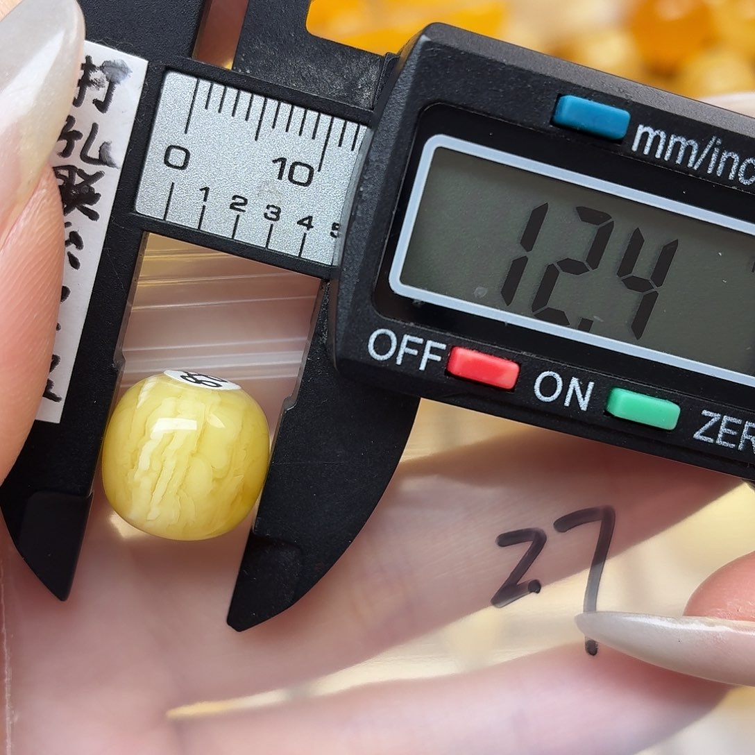 丰***利蜜蜡未镶嵌裸石微瑕
