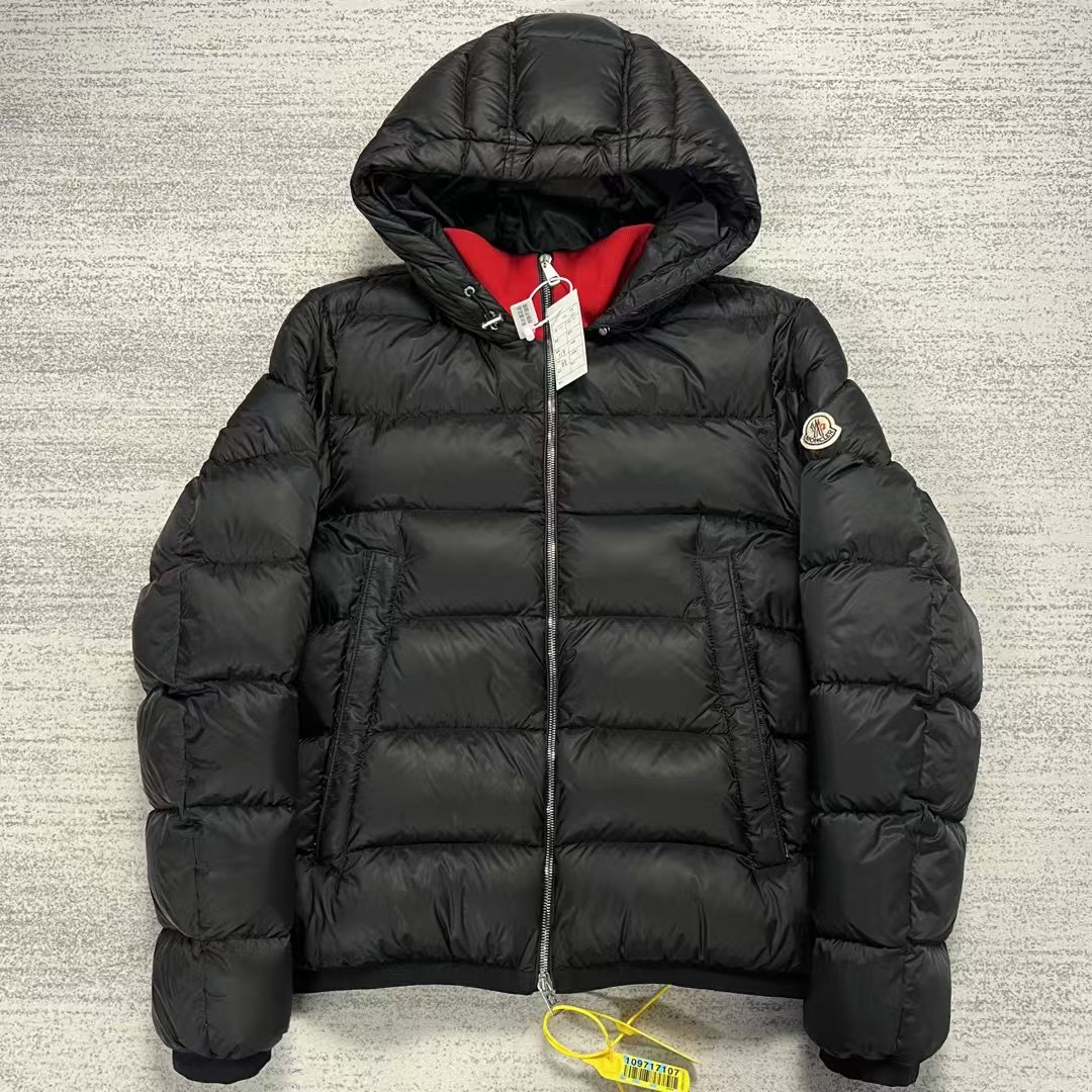 99新 MONCLER 蒙口 盟可睐 2码 红色领口黑色羽绒服