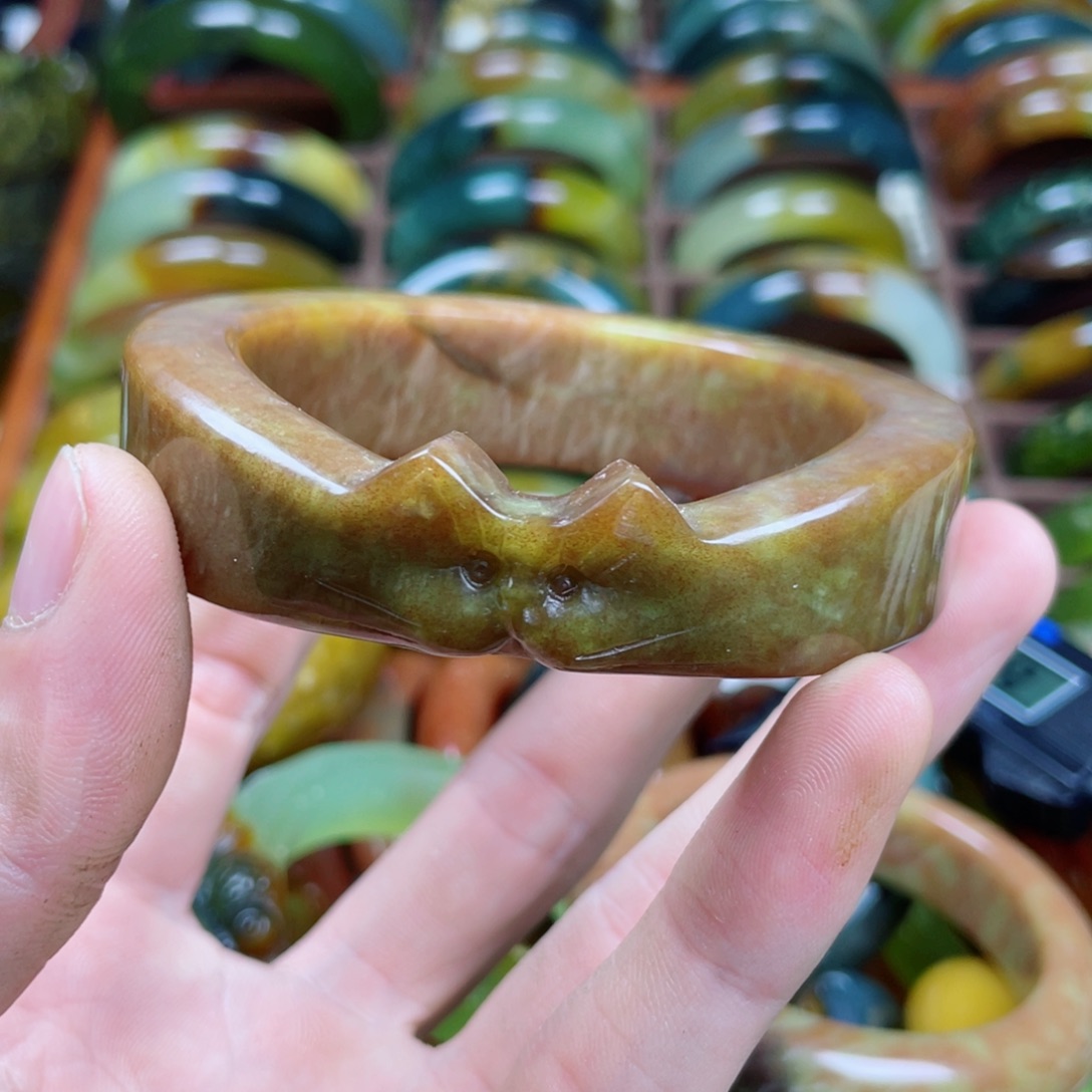 一***排蛇纹石玉未镶嵌手镯