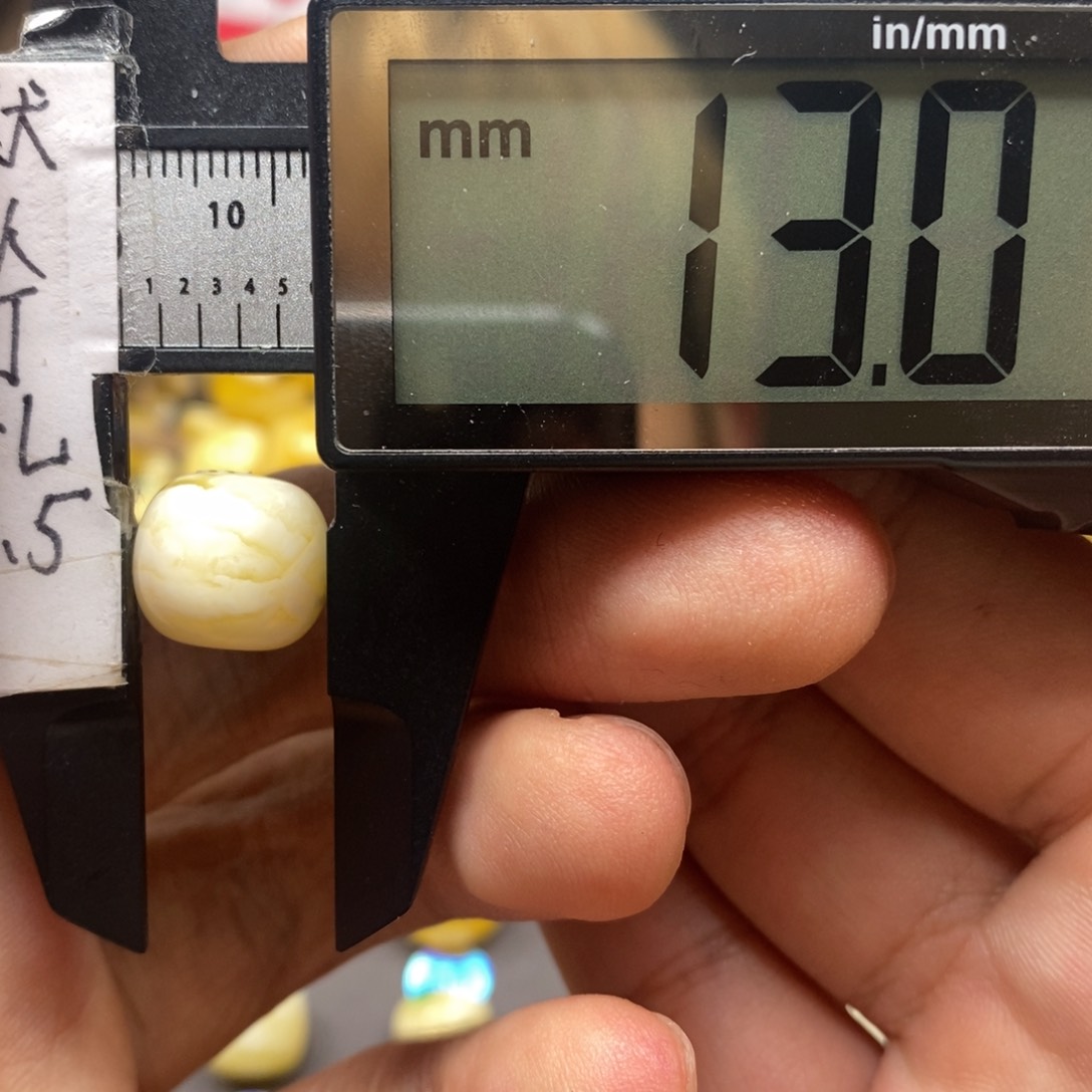 蜜蜡裸石未镶嵌瓷白妖花虎皮纹