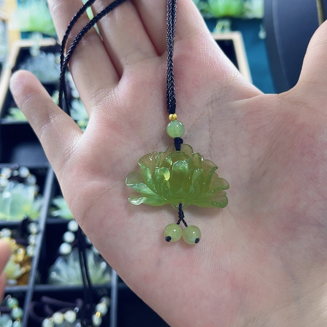 蛇纹石玉颈饰合金