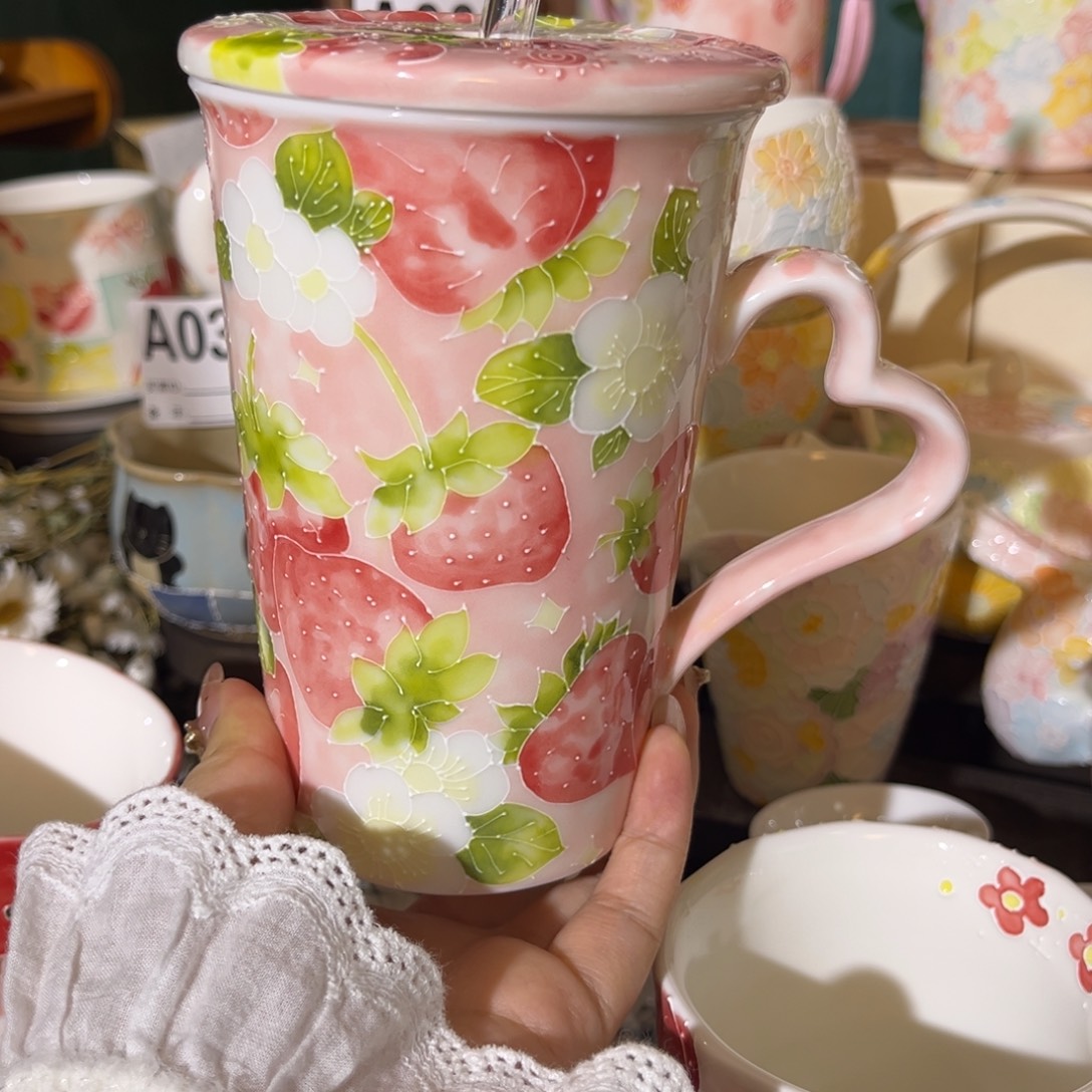 陶瓷手柄款草莓马克杯