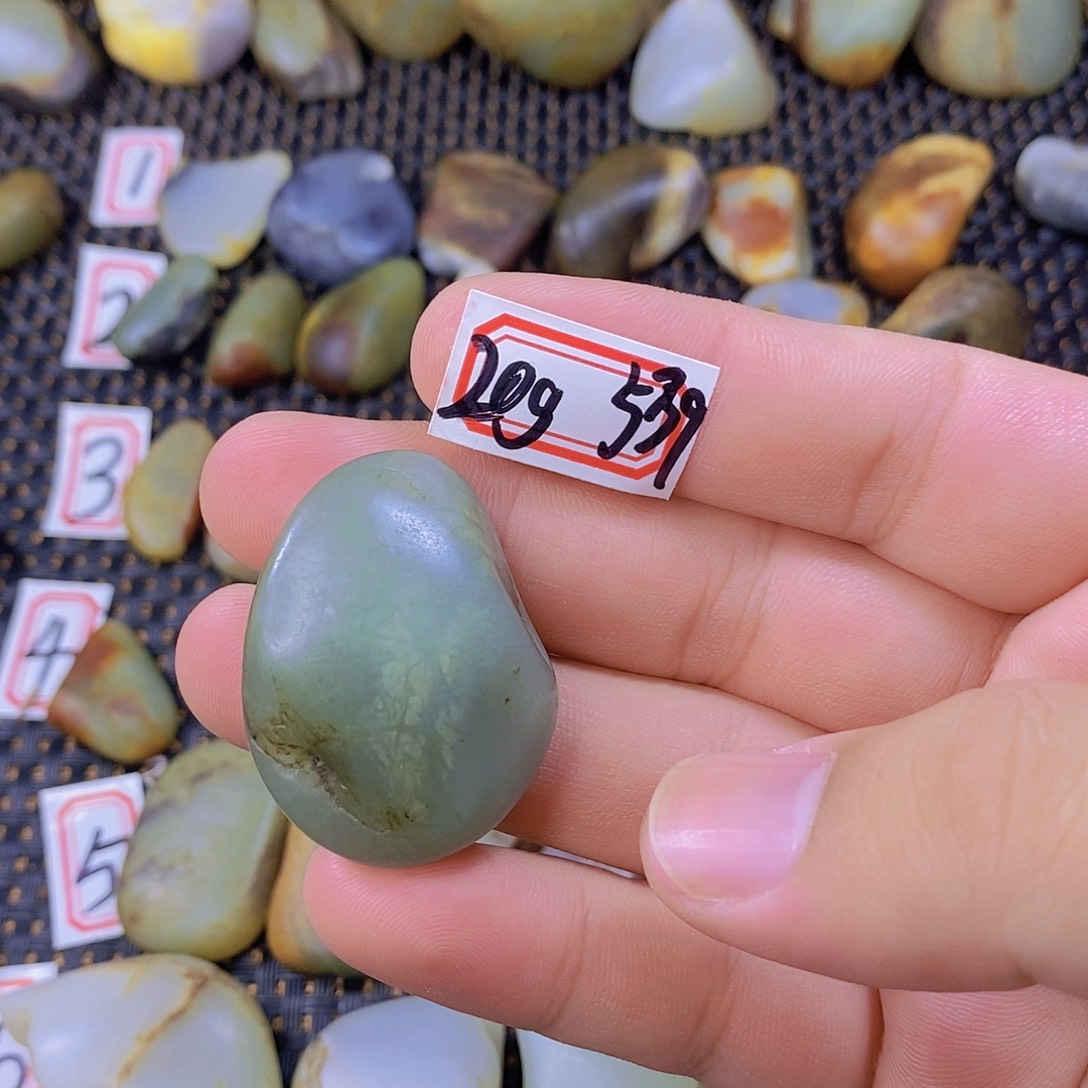 颈饰未镶嵌和田玉（糖玉）