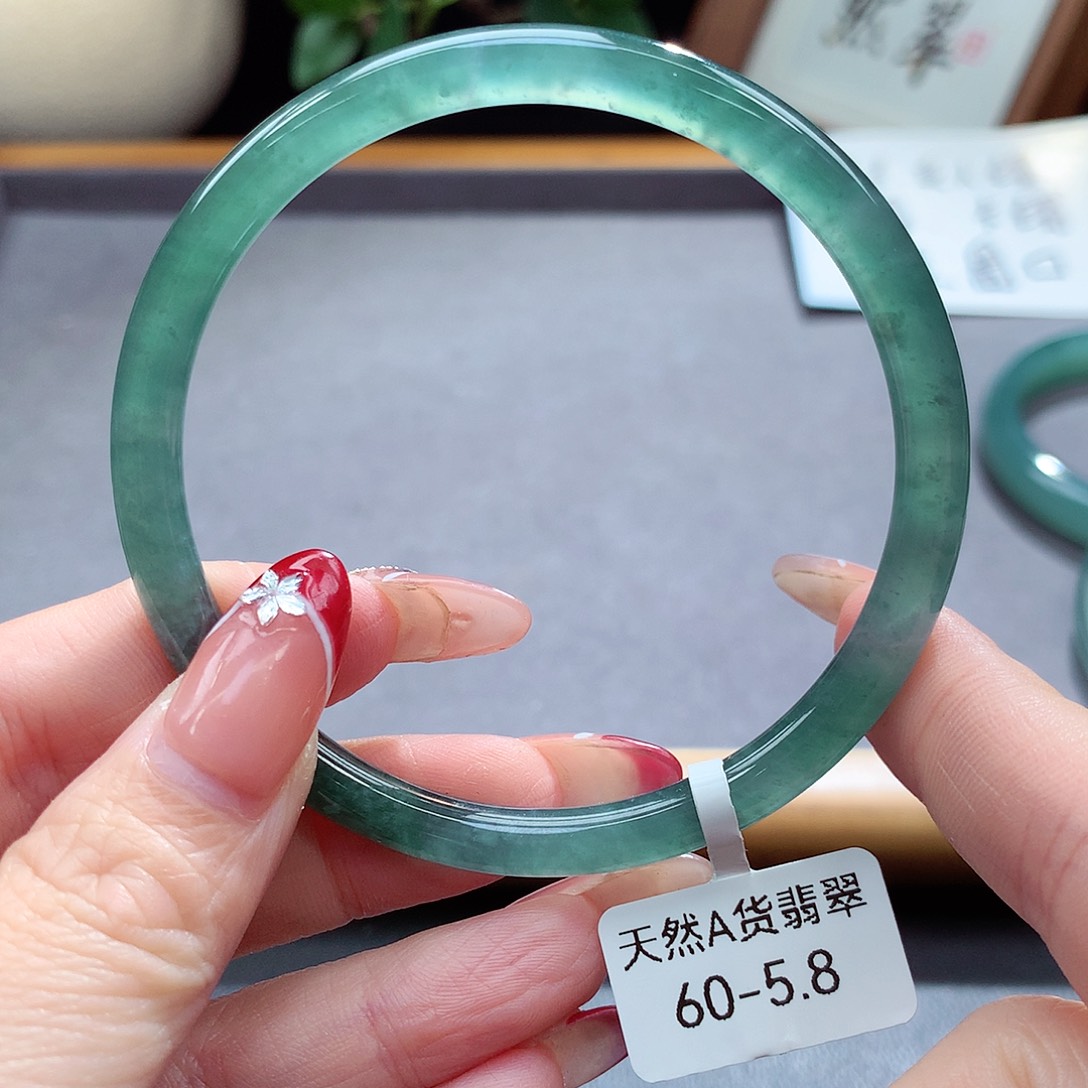 翡翠手镯（圆镯）未镶嵌