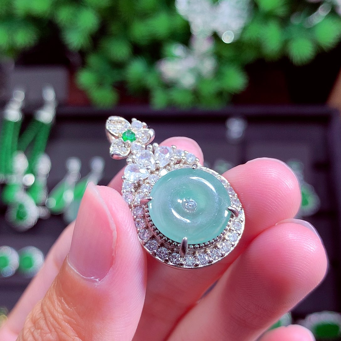 颈饰未镶嵌翡翠天然