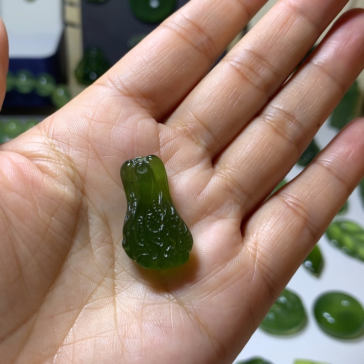 未镶嵌岫玉颈饰吊坠