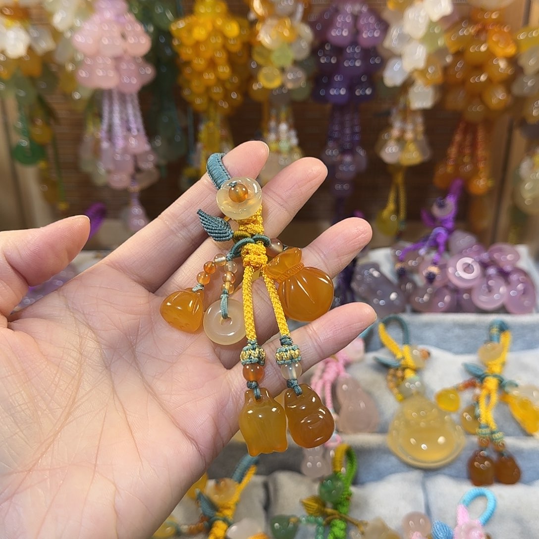 蜜***样玛瑙/玉髓未镶嵌钥匙挂件