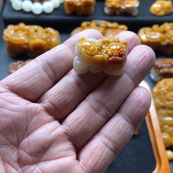 誠***信石英质玉（黄龙玉）未镶嵌颈饰