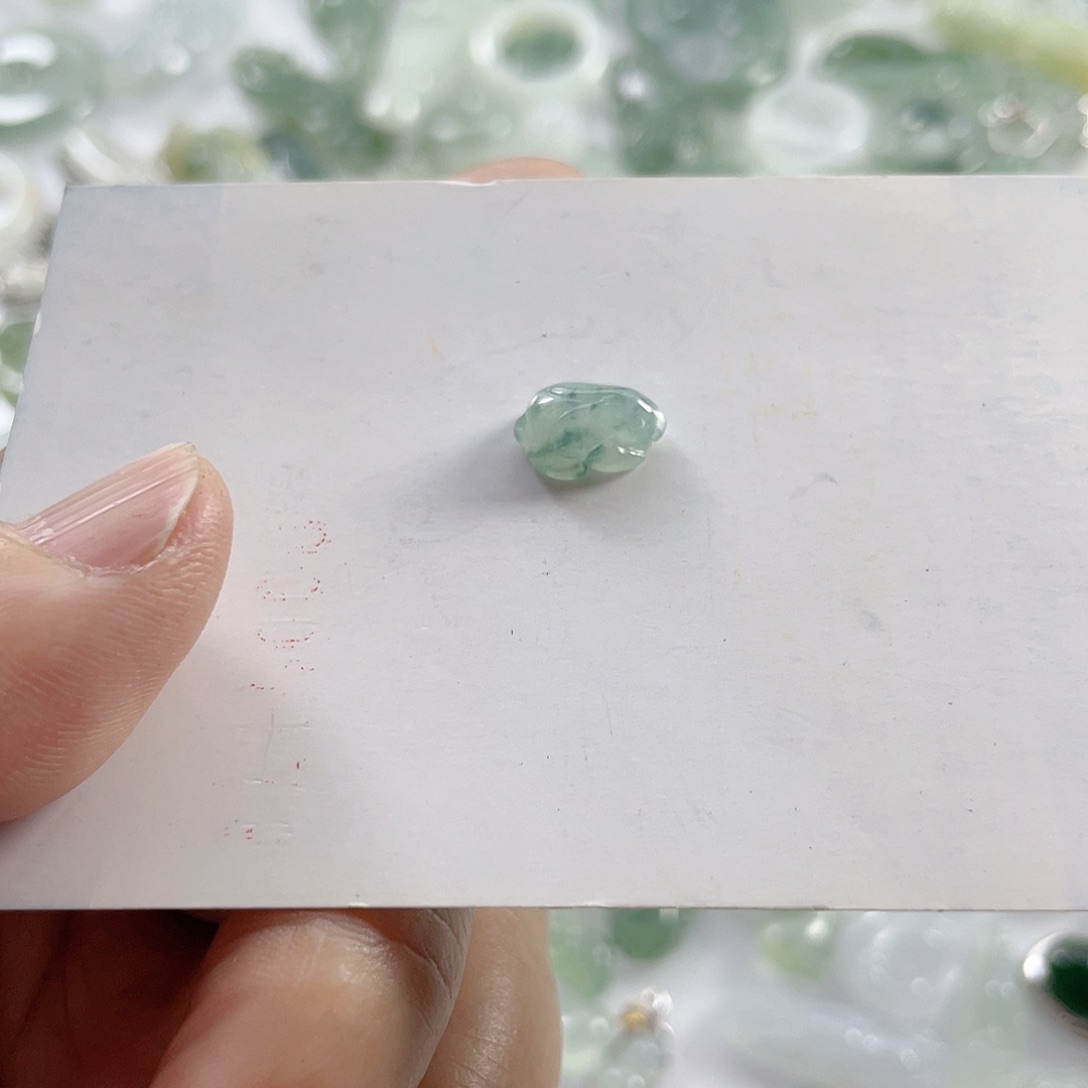 翡翠未镶嵌颈饰小兔子