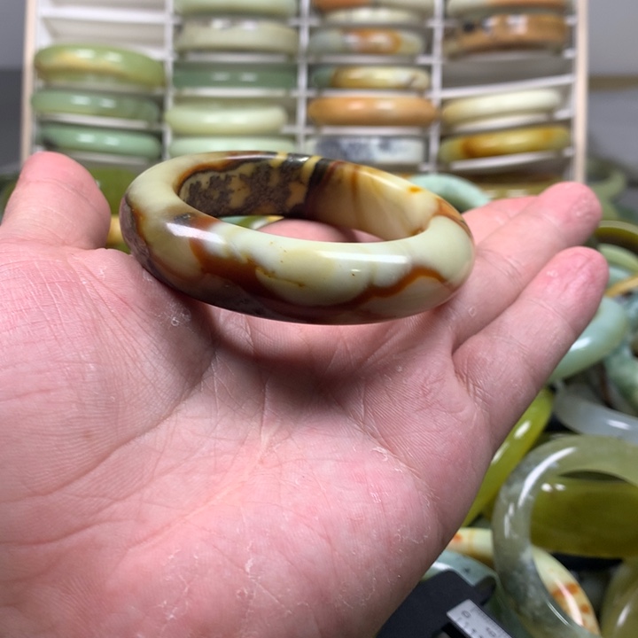 蛇纹石玉手镯未镶嵌