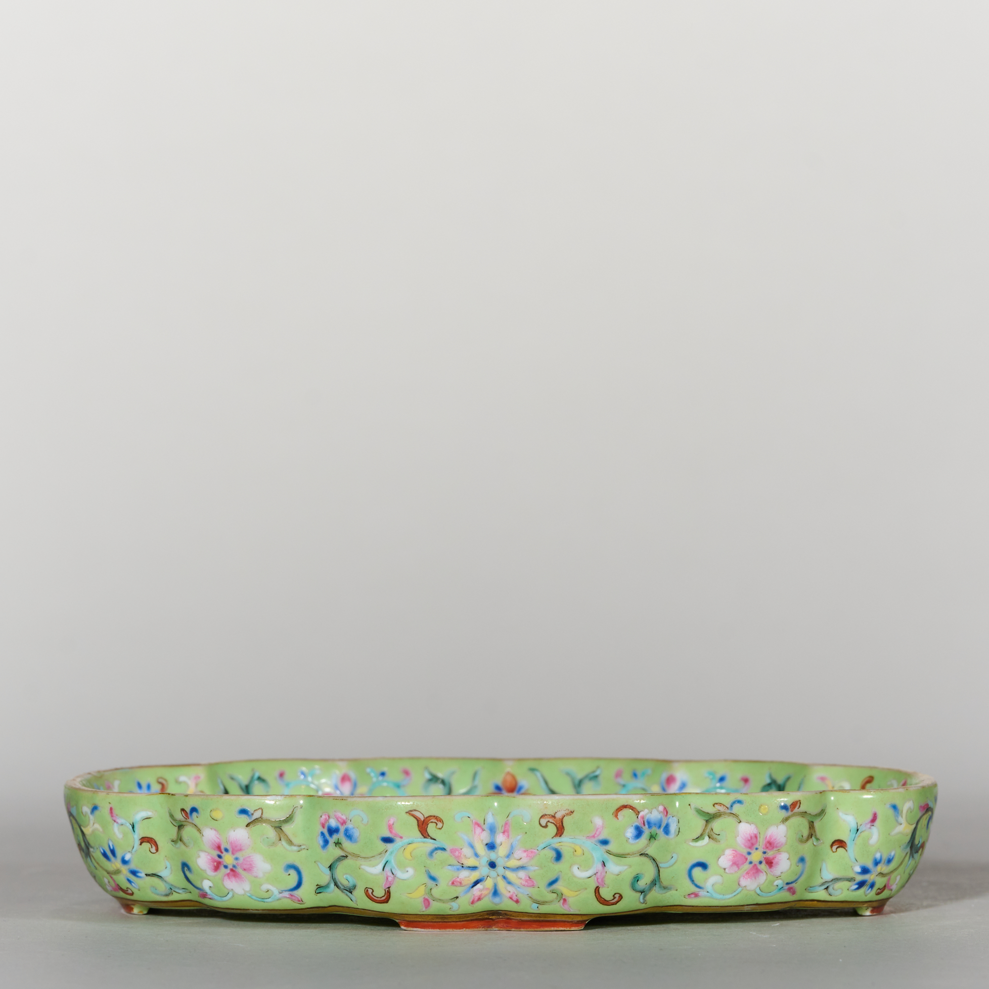 5644清嘉庆·绿地粉彩御题诗海棠盘【古董拍卖】