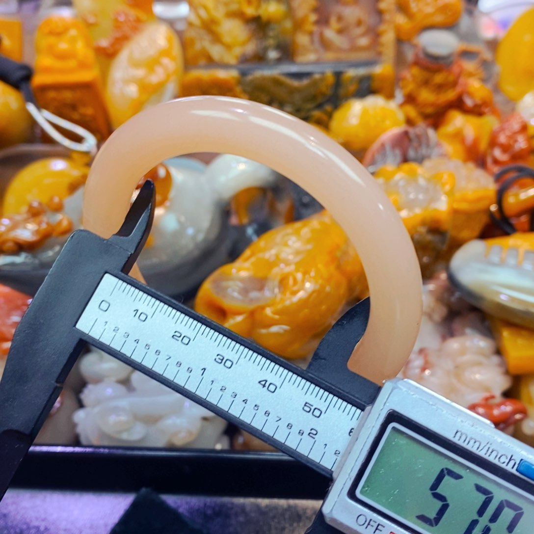 未镶嵌石英质玉（黄龙玉）颈饰