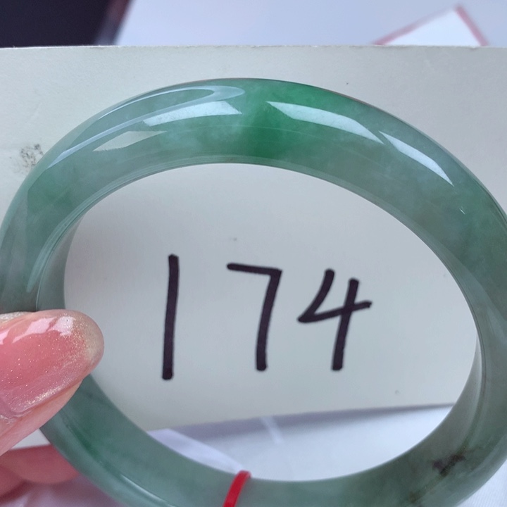 翡翠手镯未镶嵌翡翠