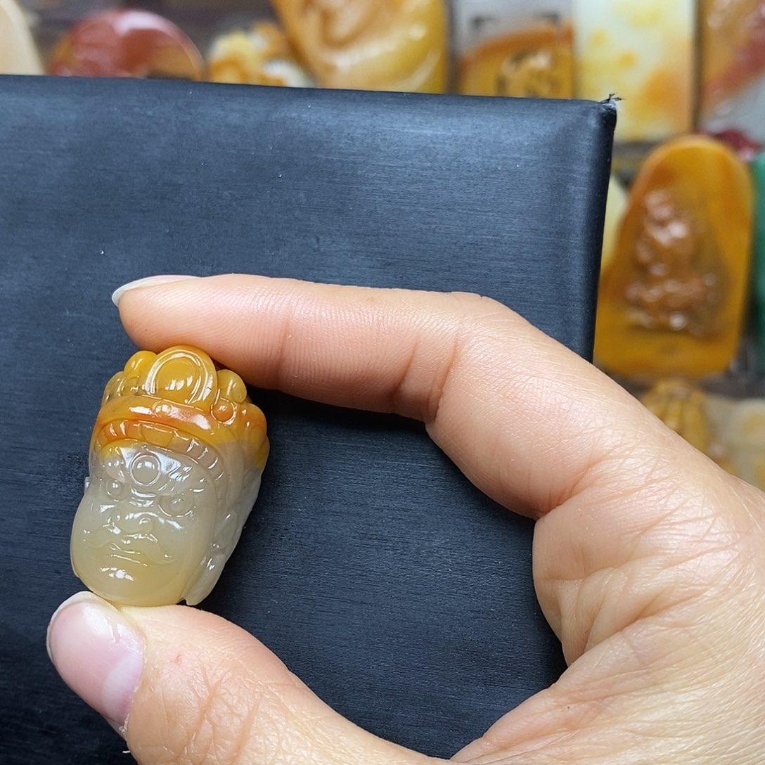 石英质玉（黄龙玉）颈饰未镶嵌