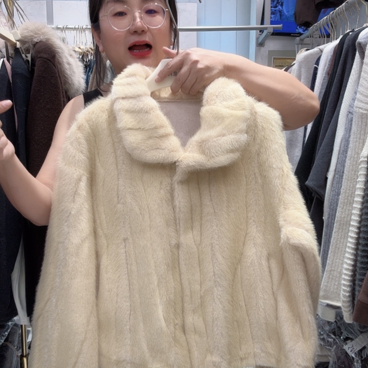而且这个衣服还特别暖和，特别暖和