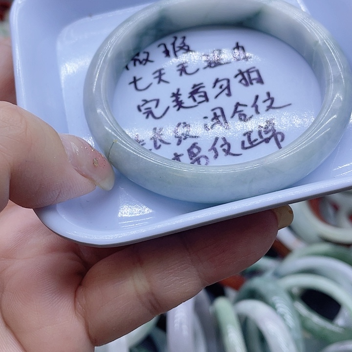 翡翠未镶嵌手镯有纹