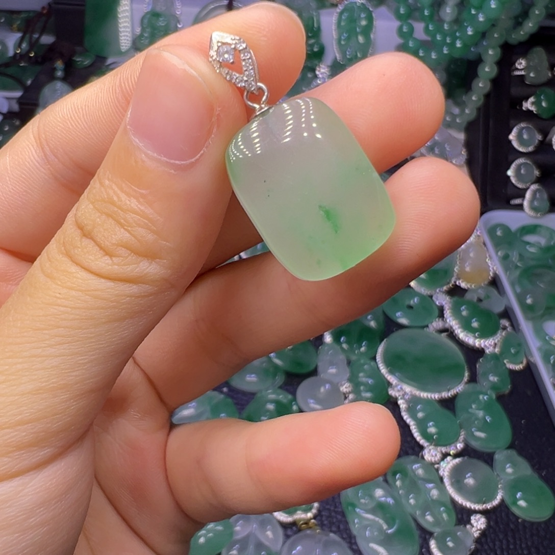 石英质玉（非洲翠）未镶嵌颈饰