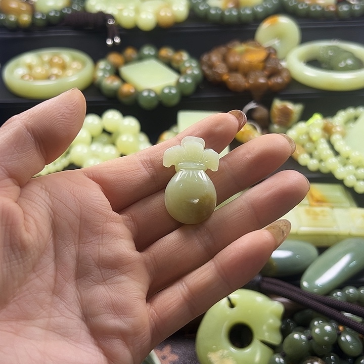 岫岩老玉（透闪石质玉）未镶嵌颈饰