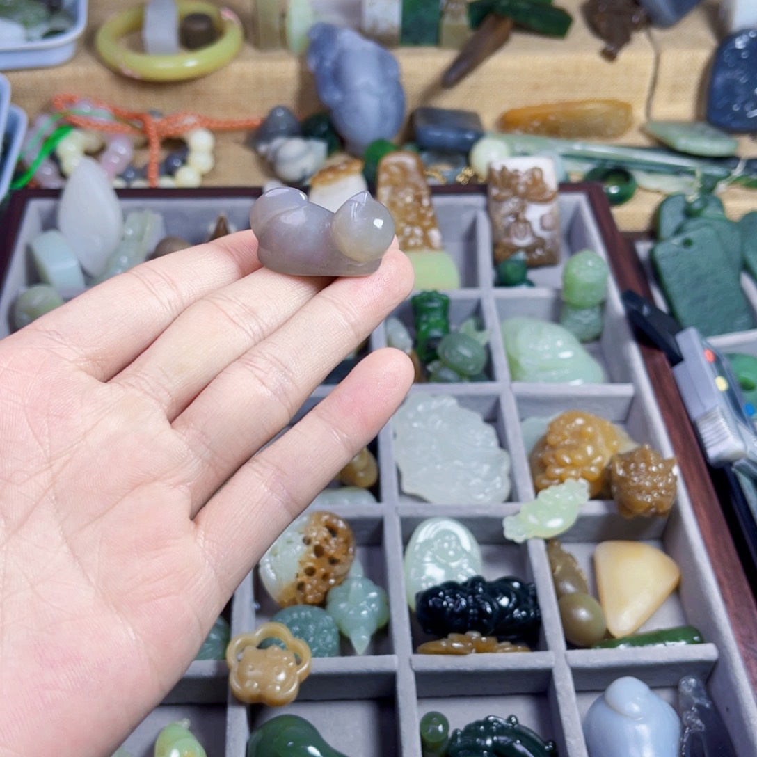 C****和田玉未镶嵌颈饰