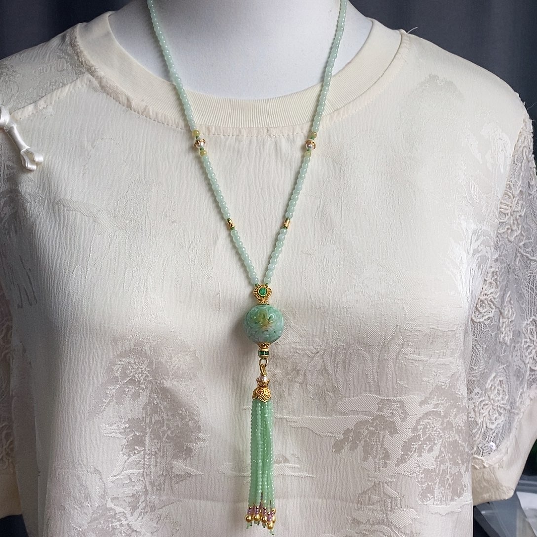 翡翠未镶嵌吊坠(赠链)