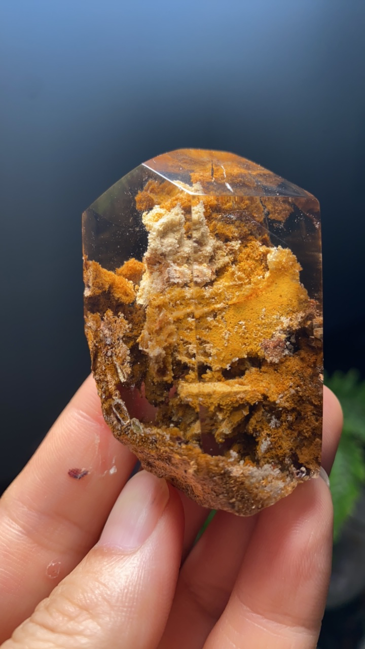 天然水晶小原石橙色幽灵单尖手把件