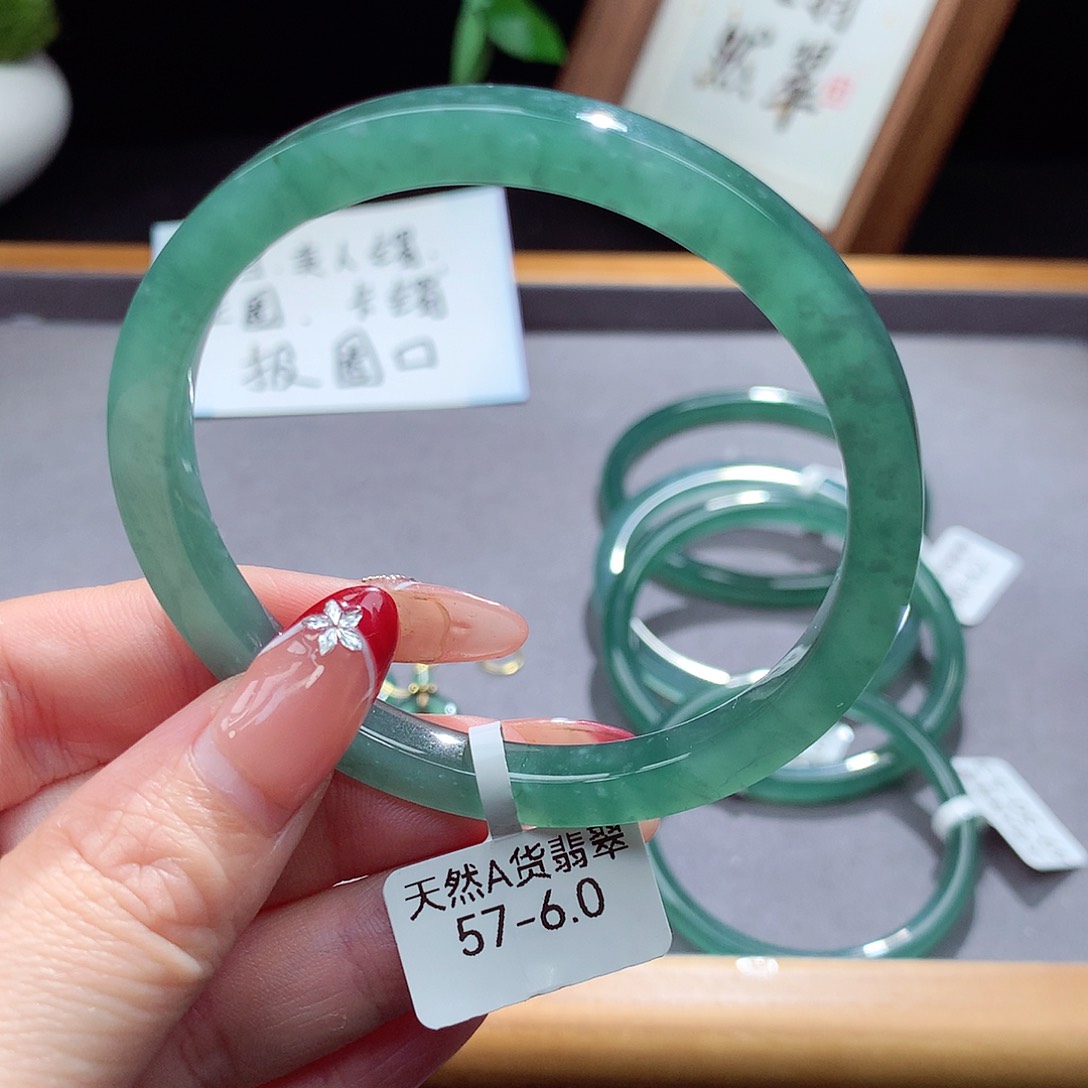 翡翠手镯（圆镯）未镶嵌