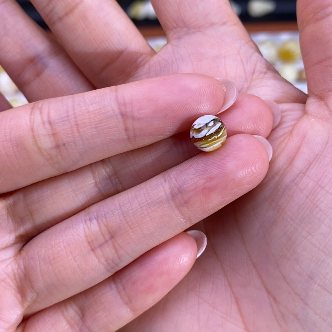 裸石琥珀未镶嵌老***机7+圆珠