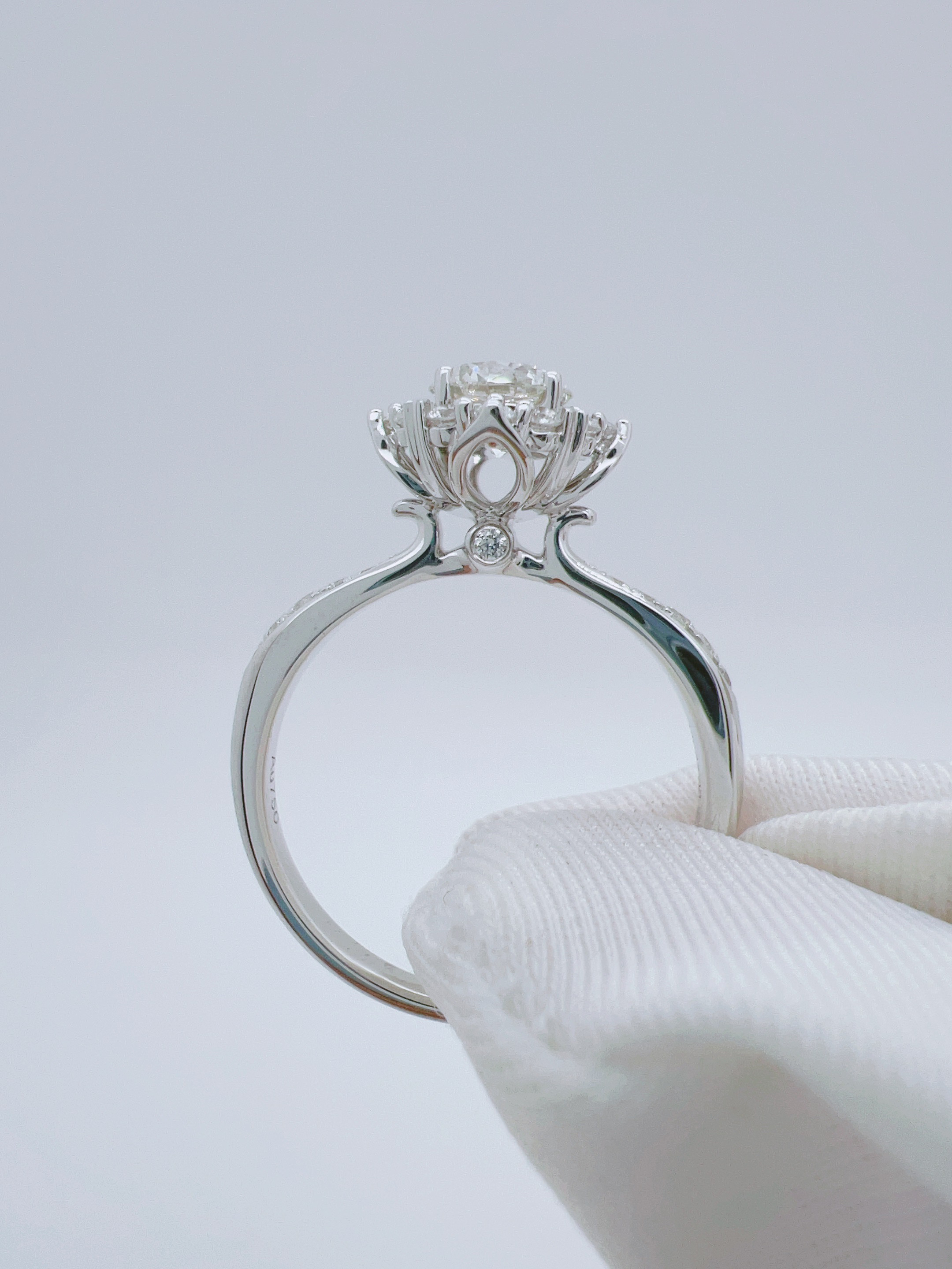 婚戒灿若星辰，主石61分，副石29.5分，颜色H，净度VS.小众饰品