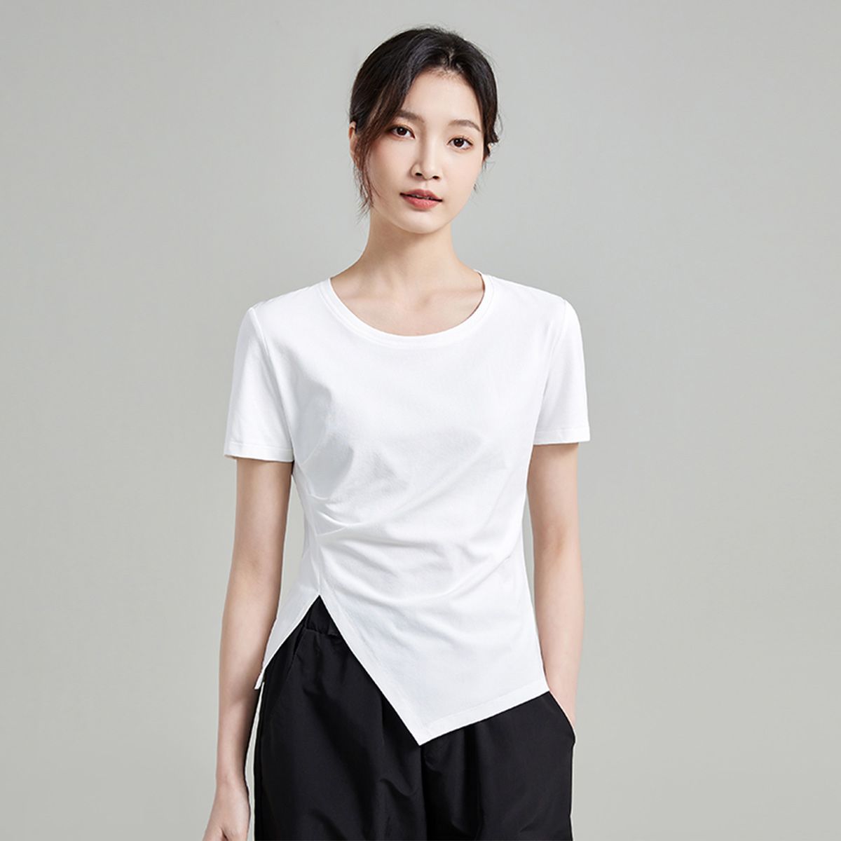 茵曼2025夏季新款短袖T恤女正肩设计感不规则褶皱时尚开叉上衣女