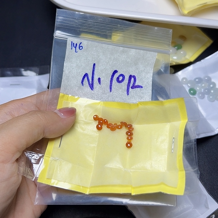 未镶嵌定制翡翠小**乖不